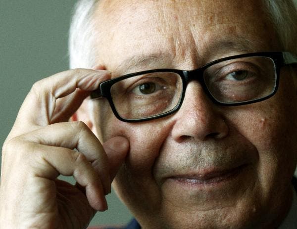 Primer plano del experto en sanidad y salud Julio Sánchez Fierro, ajustándose las gafas. Efesalud.com