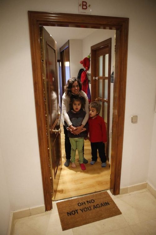 Beatriz Arconada con sus dos hijos, afectados por Sanfilippo, en la puerta de entrada de su domicilio madrileño. EFE/Javier Mariscal