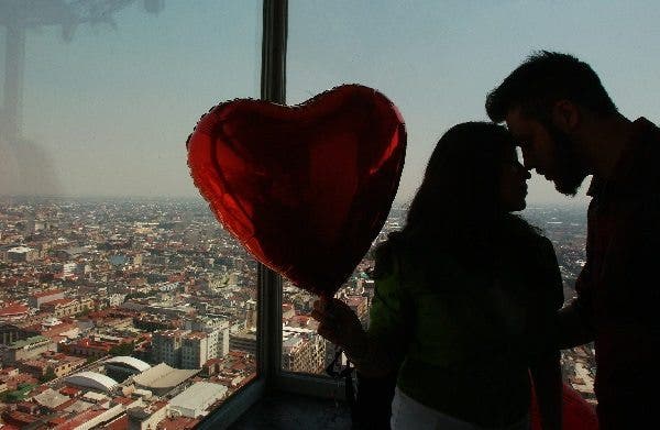 Una pareja de enamorados se besa. Efesalud.com
