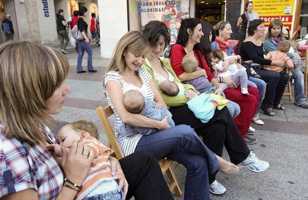 Una veintena de madres han dado hoy de mamar a sus hijos en una plaza céntrica de Soria, convocadas por la asociación Mimamasoria, para demostrar las ventajas de la lactancia materna y reivindicar que este acto no debe mirarse por la sociedad como algo extraño sino como "el triunfo de la naturaleza". La asociación ha querido visualizar en la calle que hay muchas mujeres que siguen dando de mamar a sus hijos y que este acto es "algo normal, que no debe mirarse como algo extraño sino como el triunfo de la naturaleza". EFE/Wifredo García