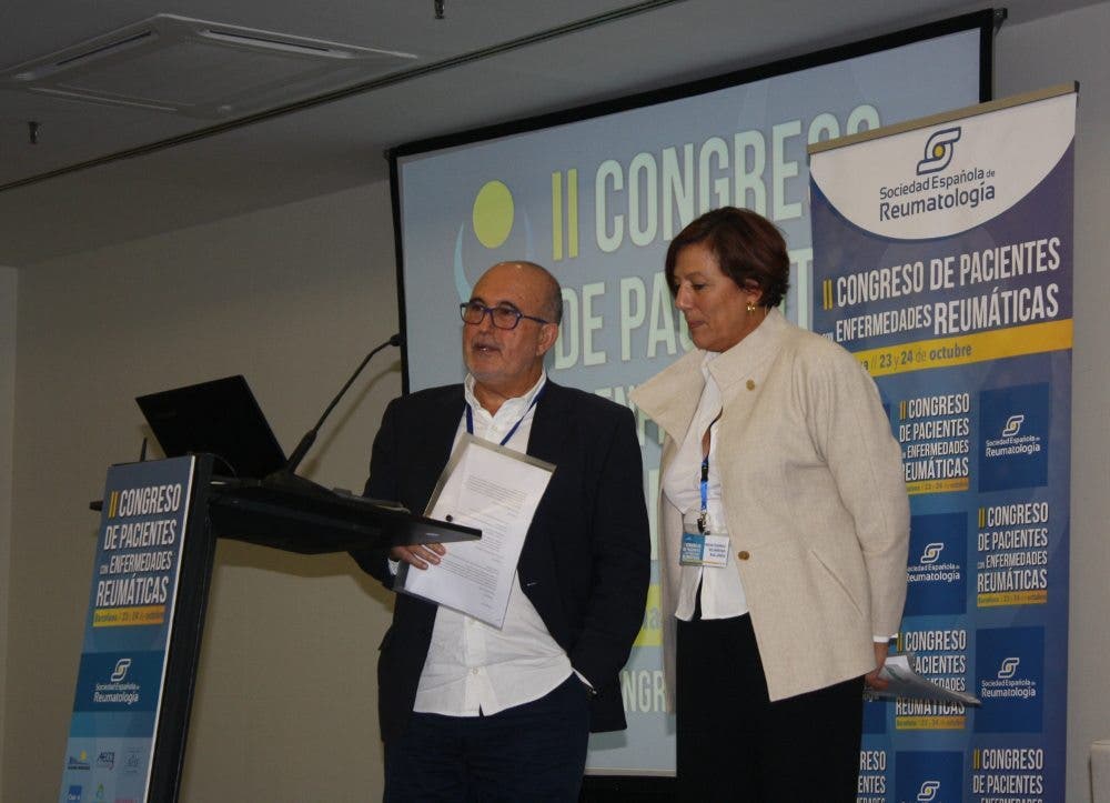 El presidente de la Sociedad Española de Reumatología, José Vicente Moreno, con la doctora Montserrat Romera. Efesalud.com