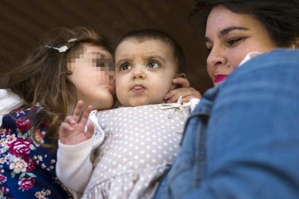 Maribel Rodríguez(d) junto a su hija Emma (c).EFE/Rafa Alcaide