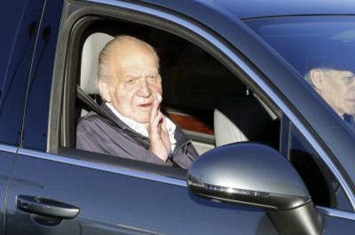 El Rey saluda desde el coche en el que llega al hospital para su última operación, en noviembre de 2013. Efesalud.com