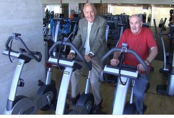 El doctor Leandro Plaza realiza ejercicio en un gimnasio con un afectado de angina de pecho. Efesalud.com