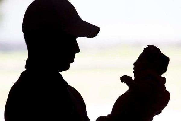 Un padre sostiene a su hija con microcefalia en Recife (Brasil). EFE/Percio Campos