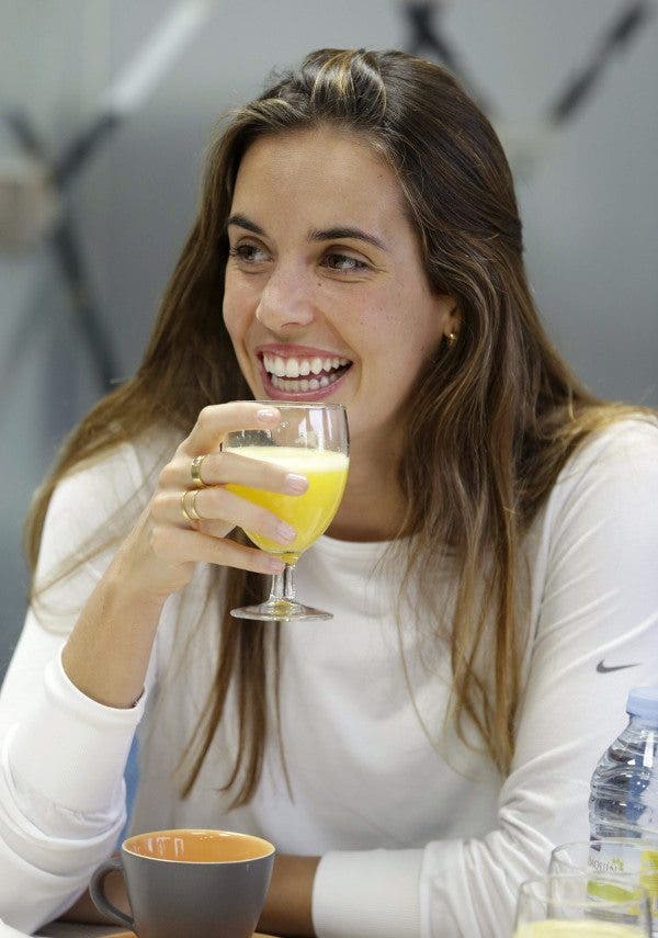 Ona Carbonell bebiendo zumo. Efesalud.com