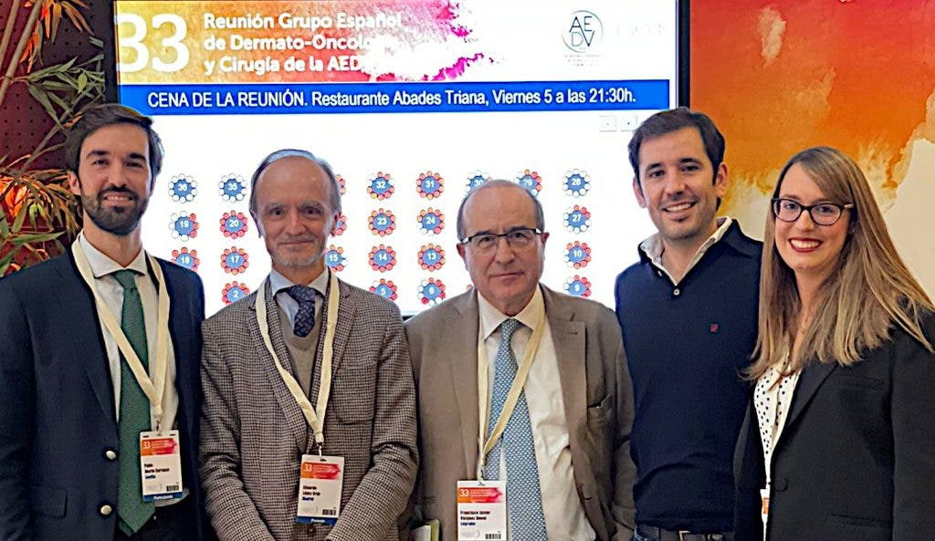 El Dr. Eduardo López Bran junto con el Dr. Javier Vázquez Doval, organizador de la reunión AEDV, y l@s dermatólog@s Dr. Martín Carrasco (izq.), Dr. Ramón Pigem y Dra Gómez Zubiaur (Der.).