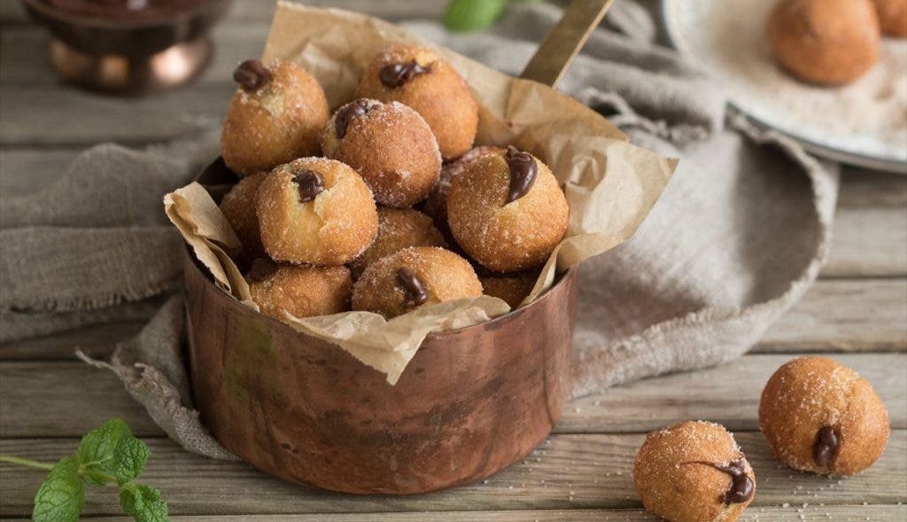 Buñuelos de naranja rellenos de chocolate