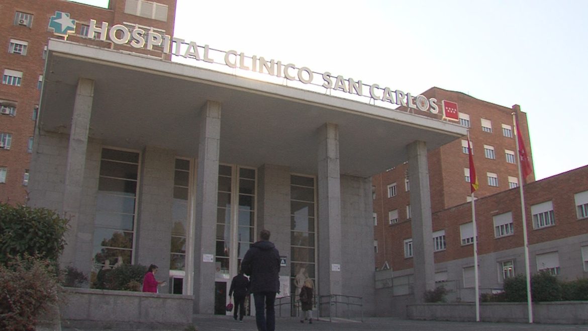 Puerta principal del Hospital Clínico Universitario San Carlos de Madrid