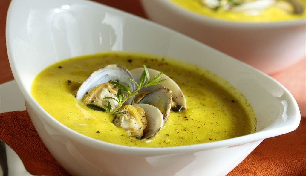 Sopa de cebolla y soja al curry con almejas
