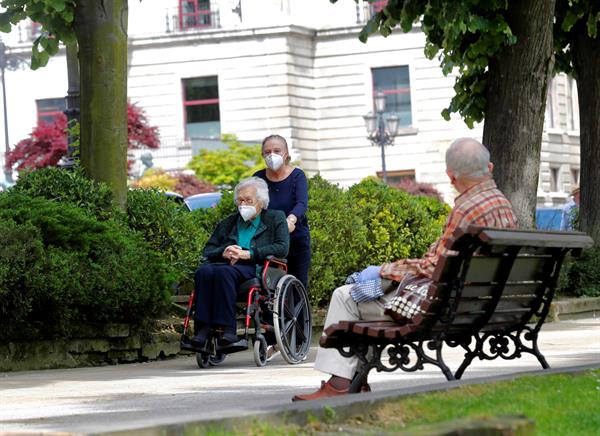 ancianos en el parque diagnostico demencia