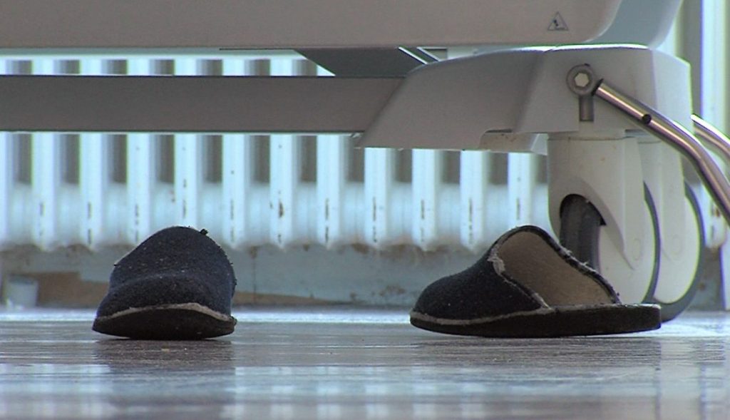 Las pantuflas de un paciente hospitalizado en una Unidad de Cuidados Respiratorios Intermedios (UCRI).