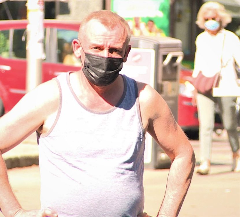 Un hombre que por edad tendría que ir a la consulta de urología para prevenir un posible cáncer de próstata.