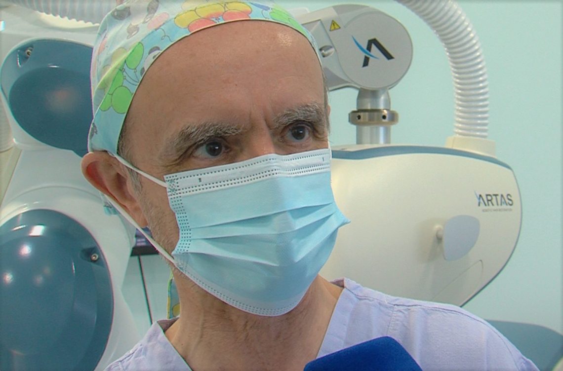 El Dr. Eduardo López Bran explica la supervivencia del folículo piloso en un trasplante capilar.
