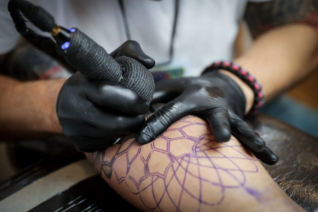 tatuajes-eliminar-tatuador-piel