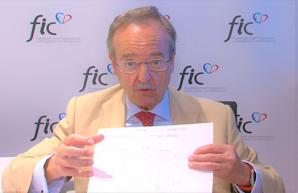 Dr. Macaya con electrocardiograma en la mano-resincronización