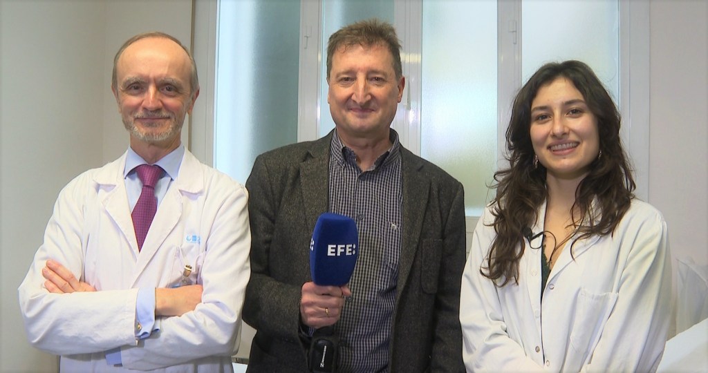 El periodista de la Agencia EFE, Gregorio del Rosario, posa junto al Dr. Eduardo López Bran y la bióloga investigadora, Lorena Pozo Pérez.