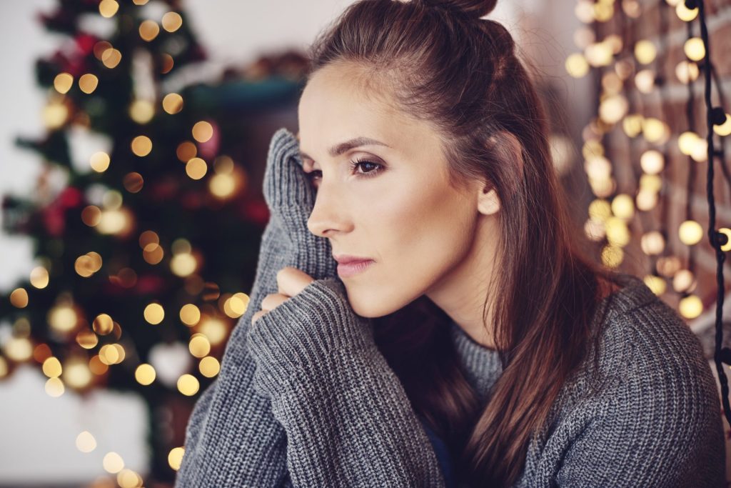 Mujer pensativa durante las fiestas de Navidad
