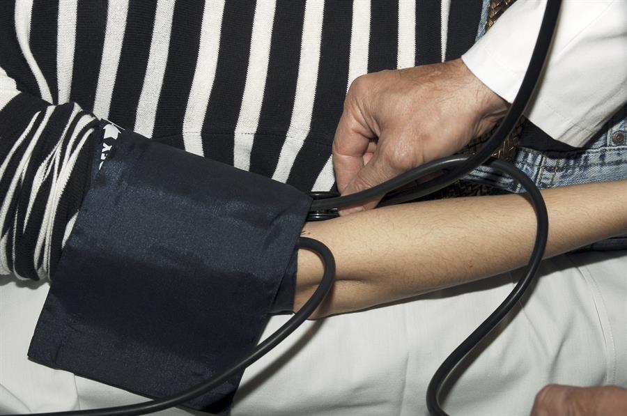 Enfermedad cardiovascular mujer hipertensión
