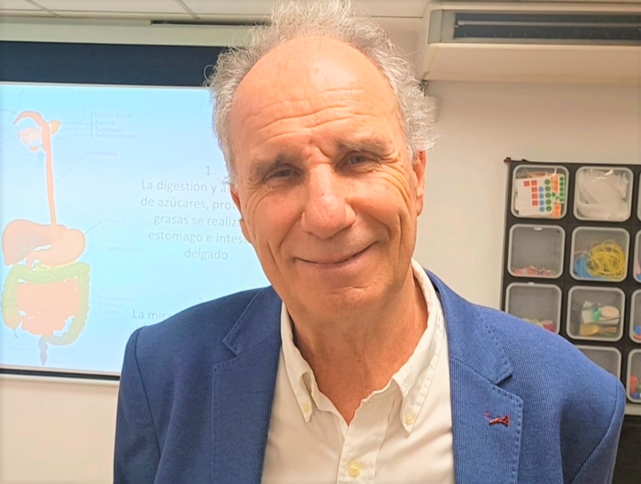 El Dr. Francisco Guarner Aguilar explica los beneficios de los probióticos en la salud digestiva e inmunológica.