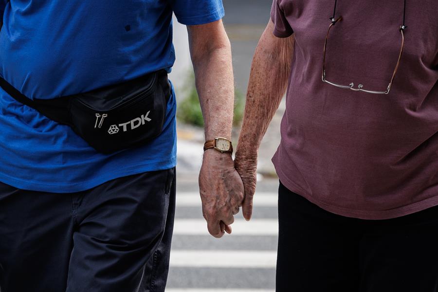 volver a la rutina para las personas mayores