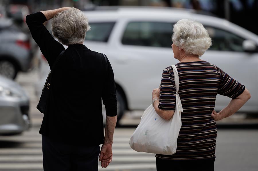 mujeres mayores cuidadoras