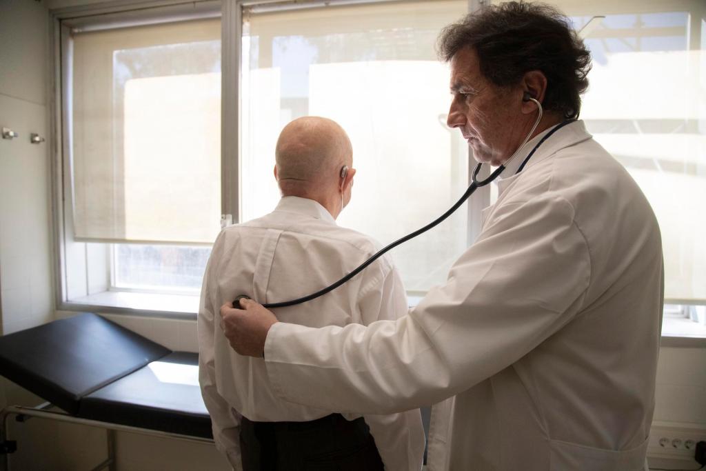 Doctor auscultando a paciente
