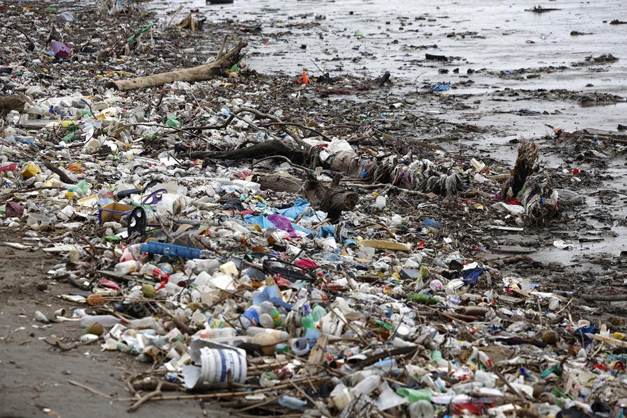 Escombros y plásticos en una bahía de Ciudad de Panamá (Panamá), el 30 de mayo de 2025. EFE/Bienvenido Velasco