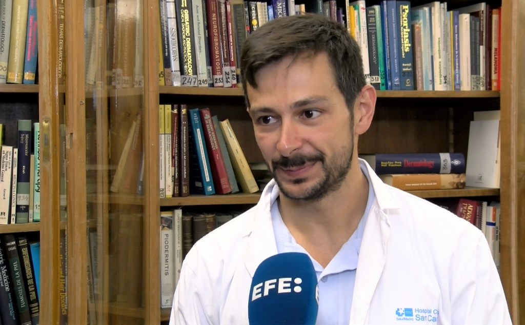 El Dr. Díaz Martínez explica la psoriasis a EFEsalud.